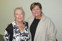 Aelod o Merched y Wawr Bethel gyda dynes o'r enw Carys o So Chic