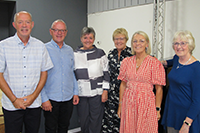 Aelodau o Merched y Wawr Bethel  yn eistedd mewn ystafell yn gwenu