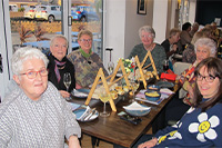 Aelodau Merched y Wawr Bethel yn dathlu Dydd Gwyl Dewi